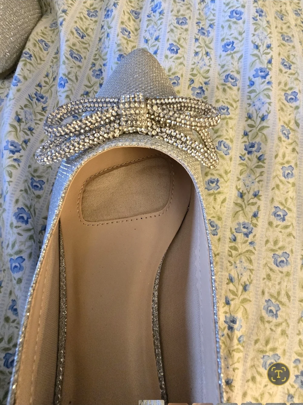 Jones New York Quinnie Sparkling Silver Pointed Toe Flats with Bow 8.5